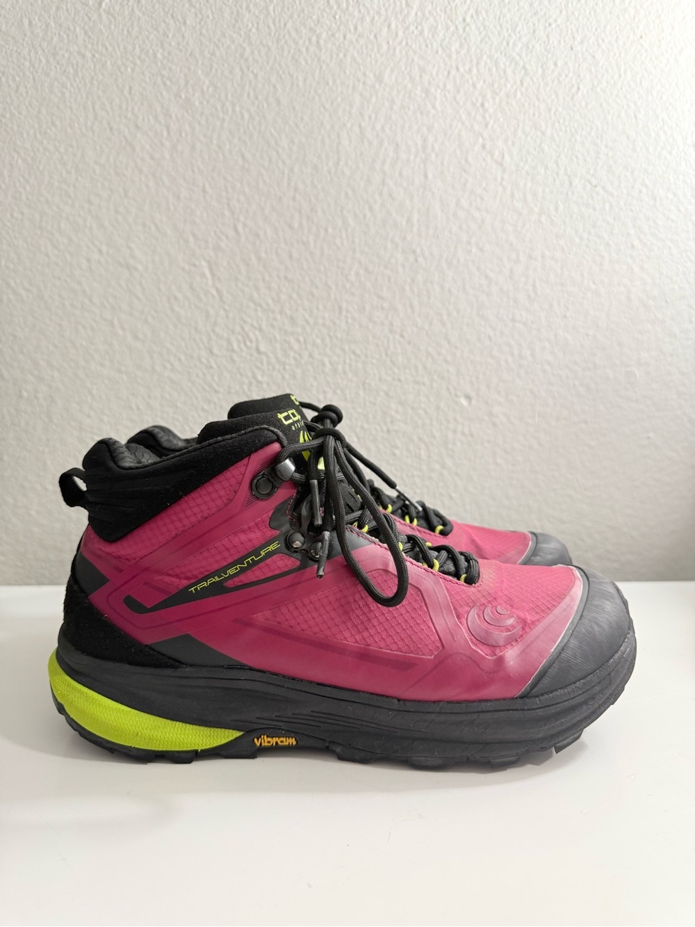 Topo trailventure Women size 8 Pink Athletic Hiking Shoes with High-Traction